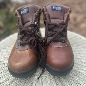 Vasque boots. Vasque Sundowner GTX boots. Size 8.5. Backpacking boots. Hike work